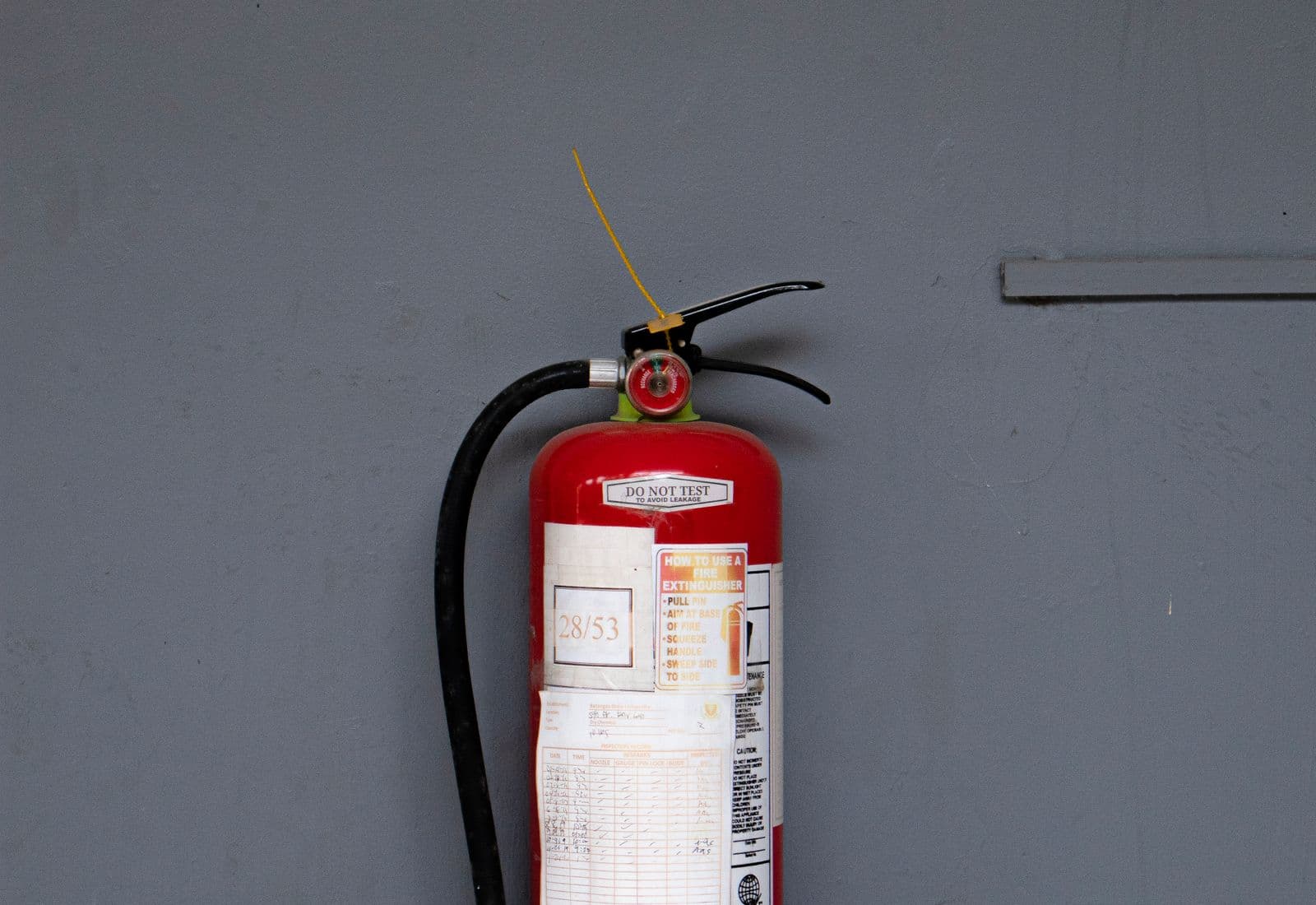 Feuerlöscher an der Wand in einem Innenraum