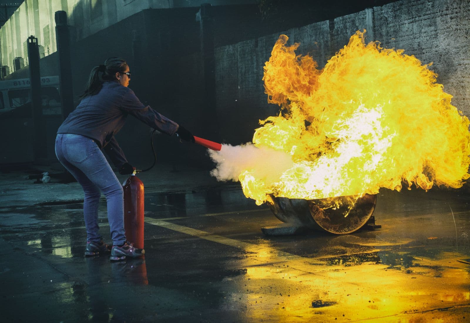Praktische Löschübung mit dem Feuerlöscher