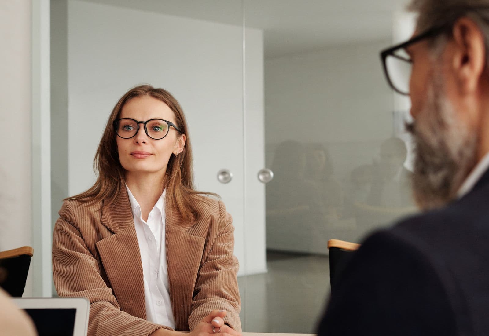 Beratungsgespräch am Tisch zwischen zwei Personen
