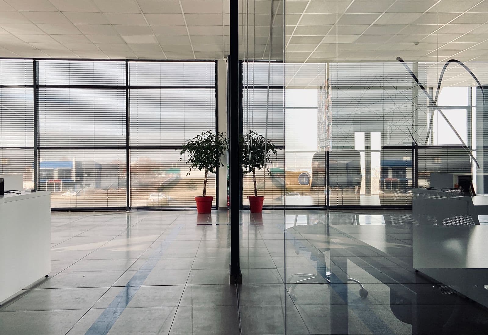 Moderne Lobby eines Bürogebäudes
