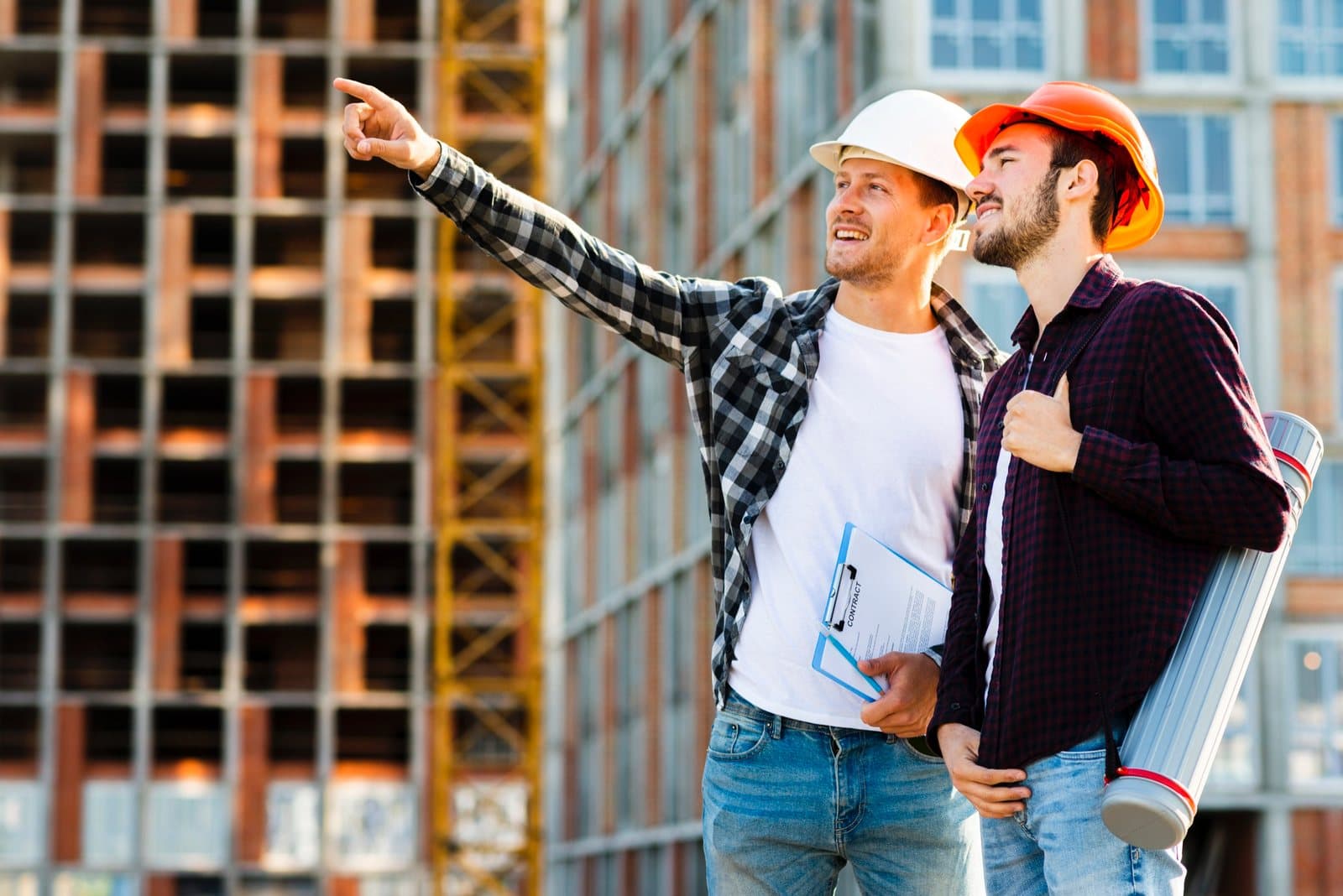 Zwei Fachleute auf der Baustelle – Arbeitssicherheit und Brandschutz aus einer Hand